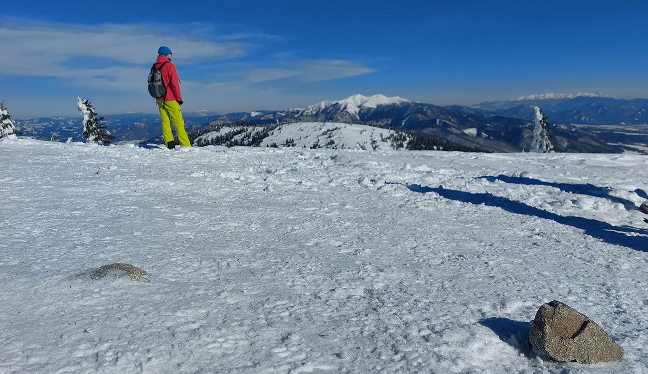 Ani_ten_okolovrcholový_kameňolom_nie_je_teraz_vetrom_skoro_vôbec_odfúkaný.