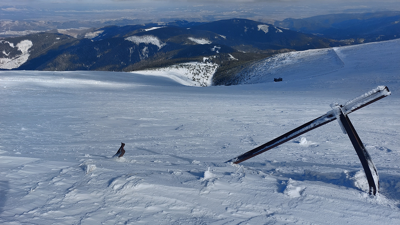 Radšej_obchádzam_vysielač_a_mierim_dole_tadeto,_kde_je_zábradlie_rozbité.