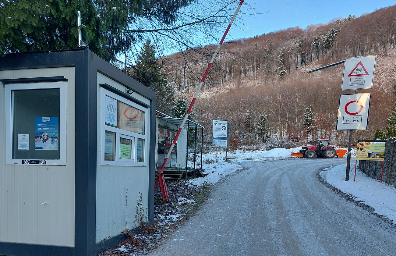 Rampa ešte dvihnutá, no mašina už použitá. Rampa_ešte_dvihnutá,_no_mašina_už_použitá.